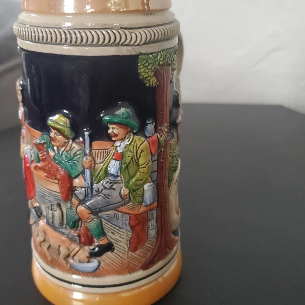 Original Thewalt German Beer Stein/Tankard With Pewter Lid Metalic Tan Trim